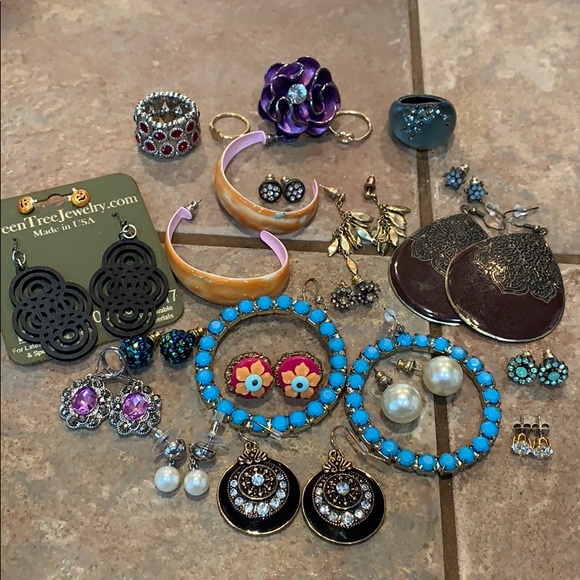 green tree jewelry Jewelry - 17 pair earrings lot bundle bonus 5 free rings